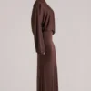 Robe longue drapée à manches longues Lani en marron chocolat Robe longue drapée à manches longues Lani en marron chocolat