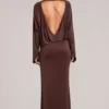 Robe longue drapée à manches longues Lani en marron chocolat Robe longue drapée à manches longues Lani en marron chocolat
