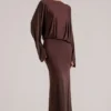 Robe longue drapée à manches longues Lani en marron chocolat Robe longue drapée à manches longues Lani en marron chocolat