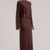 Robe longue drapée à manches longues Lani en marron chocolat Robe longue drapée à manches longues Lani en marron chocolat