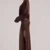 Robe longue drapée à manches longues Lani en marron chocolat Robe longue drapée à manches longues Lani en marron chocolat