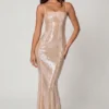 Robe longue en dentelle à encolure carrée ornée Sima, couleur pêche pâle Robe longue en dentelle à encolure carrée ornée Sima, couleur pêche pâle