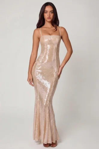 Robe longue en dentelle à encolure carrée ornée Sima, couleur pêche pâle
