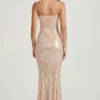 Robe longue en dentelle à encolure carrée ornée Sima, couleur pêche pâle Robe longue en dentelle à encolure carrée ornée Sima, couleur pêche pâle