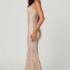 Robe longue en dentelle à encolure carrée ornée Sima, couleur pêche pâle Robe longue en dentelle à encolure carrée ornée Sima, couleur pêche pâle