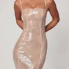 Robe longue en dentelle à encolure carrée ornée Sima, couleur pêche pâle Robe longue en dentelle à encolure carrée ornée Sima, couleur pêche pâle