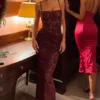 Robe longue en dentelle transparente à encolure carrée et fronces Wintra, couleur rouge vin Robe longue en dentelle transparente à encolure carrée et fronces Wintra, couleur rouge vin