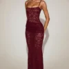 Robe longue en dentelle transparente à encolure carrée et fronces Wintra, couleur rouge vin Robe longue en dentelle transparente à encolure carrée et fronces Wintra, couleur rouge vin
