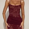 Robe longue en dentelle transparente à encolure carrée et fronces Wintra, couleur rouge vin Robe longue en dentelle transparente à encolure carrée et fronces Wintra, couleur rouge vin