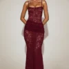 Robe longue en dentelle transparente à encolure carrée et fronces Wintra, couleur rouge vin Robe longue en dentelle transparente à encolure carrée et fronces Wintra, couleur rouge vin