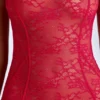 Robe longue en dentelle transparente à traîne en V, couleur rouge cerise Robe longue en dentelle transparente à traîne en V, couleur rouge cerise