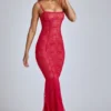 Robe longue en dentelle transparente à traîne en V, couleur rouge cerise Robe longue en dentelle transparente à traîne en V, couleur rouge cerise