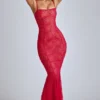 Robe longue en dentelle transparente à traîne en V, couleur rouge cerise Robe longue en dentelle transparente à traîne en V, couleur rouge cerise