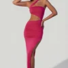 Robe longue à encolure asymétrique froncée et découpes Suvi, couleur fuchsia Robe longue à encolure asymétrique froncée et découpes Suvi, couleur fuchsia