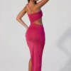 Robe longue à encolure asymétrique froncée et découpes Suvi, couleur fuchsia Robe longue à encolure asymétrique froncée et découpes Suvi, couleur fuchsia