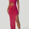 Robe longue à encolure asymétrique froncée et découpes Suvi, couleur fuchsia Robe longue à encolure asymétrique froncée et découpes Suvi, couleur fuchsia
