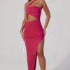 Robe longue à encolure asymétrique froncée et découpes Suvi, couleur fuchsia Robe longue à encolure asymétrique froncée et découpes Suvi, couleur fuchsia