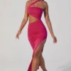 Robe longue à encolure asymétrique froncée et découpes Suvi, couleur fuchsia Robe longue à encolure asymétrique froncée et découpes Suvi, couleur fuchsia