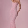Robe longue à encolure carrée ornée Valora en rose poudré Robe longue à encolure carrée ornée Valora en rose poudré