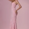 Robe longue à encolure carrée ornée Valora en rose poudré Robe longue à encolure carrée ornée Valora en rose poudré