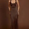 Robe longue à encolure dégagée et dos lacé Vittoria, couleur chocolat Robe longue à encolure dégagée et dos lacé Vittoria, couleur chocolat