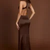 Robe longue à encolure dégagée et dos lacé Vittoria, couleur chocolat Robe longue à encolure dégagée et dos lacé Vittoria, couleur chocolat