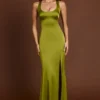 Robe longue à encolure dégagée et dos lacé Vittoria, vert olive Robe longue à encolure dégagée et dos lacé Vittoria, vert olive