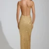 Robe longue à encolure dégagée et fente sur la cuisse Yarina, ornée de strass dorés Robe longue à encolure dégagée et fente sur la cuisse Yarina, ornée de strass dorés