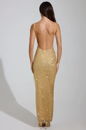 Robe longue à encolure dégagée et fente sur la cuisse Yarina, ornée de strass dorés
