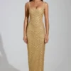 Robe longue à encolure dégagée et fente sur la cuisse Yarina, ornée de strass dorés Robe longue à encolure dégagée et fente sur la cuisse Yarina, ornée de strass dorés