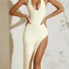 Robe longue à encolure dos nu et fente haute Mei, couleur ivoire Robe longue à encolure dos nu et fente haute Mei, couleur ivoire