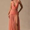Robe longue à encolure plongeante et col bénitier Anaya, couleur corail Robe longue à encolure plongeante et col bénitier Anaya, couleur corail