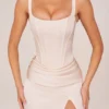 Robe longue fendue jusqu’aux cuisses avec corset Marleigh, couleur ivoire Robe longue fendue jusqu’aux cuisses avec corset Marleigh, couleur ivoire