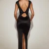 Robe longue Hivera en satin à col bateau et dos torsadé, couleur noire Robe longue Hivera en satin à col bateau et dos torsadé, couleur noire