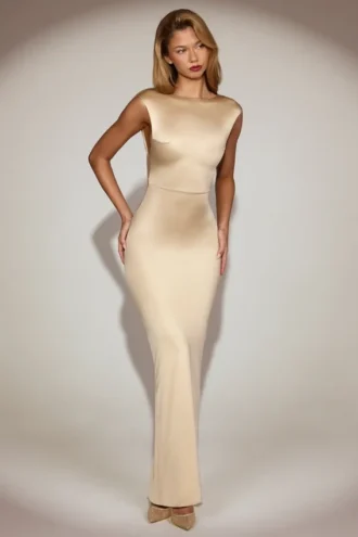 Robe longue Hivera en satin à encolure bateau et dos torsadé, couleur champagne