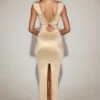 Robe longue Hivera en satin à encolure bateau et dos torsadé, couleur champagne Robe longue Hivera en satin à encolure bateau et dos torsadé, couleur champagne