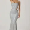 Robe longue Katalia à découpes et ornements, couleur argent Robe longue Katalia à découpes et ornements, couleur argent