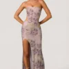 Robe longue Lucienne à découpes et ornements, coupe en queue de poisson, couleur lilas Robe longue Lucienne à découpes et ornements, coupe en queue de poisson, couleur lilas