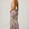 Robe longue Lucienne à découpes et ornements, coupe en queue de poisson, couleur lilas Robe longue Lucienne à découpes et ornements, coupe en queue de poisson, couleur lilas