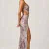 Robe longue Lucienne à découpes et ornements, coupe en queue de poisson, couleur lilas Robe longue Lucienne à découpes et ornements, coupe en queue de poisson, couleur lilas