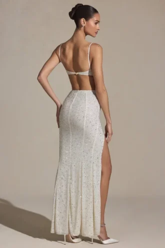 Robe longue Lucienne à découpes et ornements, coupe en queue de poisson, en blanc