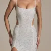 Robe longue Lucienne à découpes et ornements, coupe en queue de poisson, en blanc Robe longue Lucienne à découpes et ornements, coupe en queue de poisson, en blanc