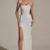 Robe longue Lucienne à découpes et ornements, coupe en queue de poisson, en blanc Robe longue Lucienne à découpes et ornements, coupe en queue de poisson, en blanc