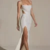 Robe longue Lucienne à découpes et ornements, coupe en queue de poisson, en blanc Robe longue Lucienne à découpes et ornements, coupe en queue de poisson, en blanc