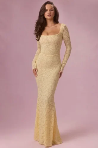 Robe longue à manches longues en dentelle Isolde, couleur jaune beurre
