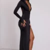 Robe longue à manches longues et capuche Desdemona en noir Robe longue à manches longues et capuche Desdemona en noir