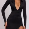 Robe longue à manches longues et capuche Desdemona en noir Robe longue à manches longues et capuche Desdemona en noir