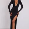 Robe longue à manches longues et capuche Desdemona en noir Robe longue à manches longues et capuche Desdemona en noir