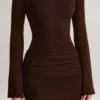 Robe longue à manches longues et col bateau en maille côtelée Isay, couleur chocolat Robe longue à manches longues et col bateau en maille côtelée Isay, couleur chocolat