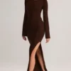 Robe longue à manches longues et col bateau en maille côtelée Isay, couleur chocolat Robe longue à manches longues et col bateau en maille côtelée Isay, couleur chocolat